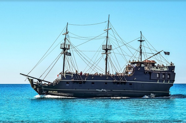 ספינת פיראטים באיה נאפה